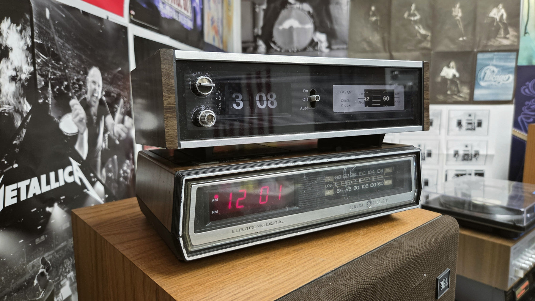 HISTORY OF THE CLOCK RADIO: FROM VACUUM TUBES TO THE IPOD DOCK