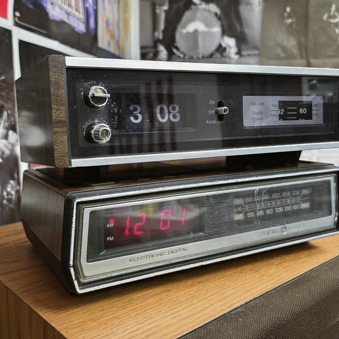 HISTORY OF THE CLOCK RADIO: FROM VACUUM TUBES TO THE IPOD DOCK