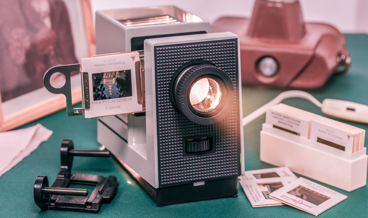 HOW DOES A SLIDE PROJECTOR WORK