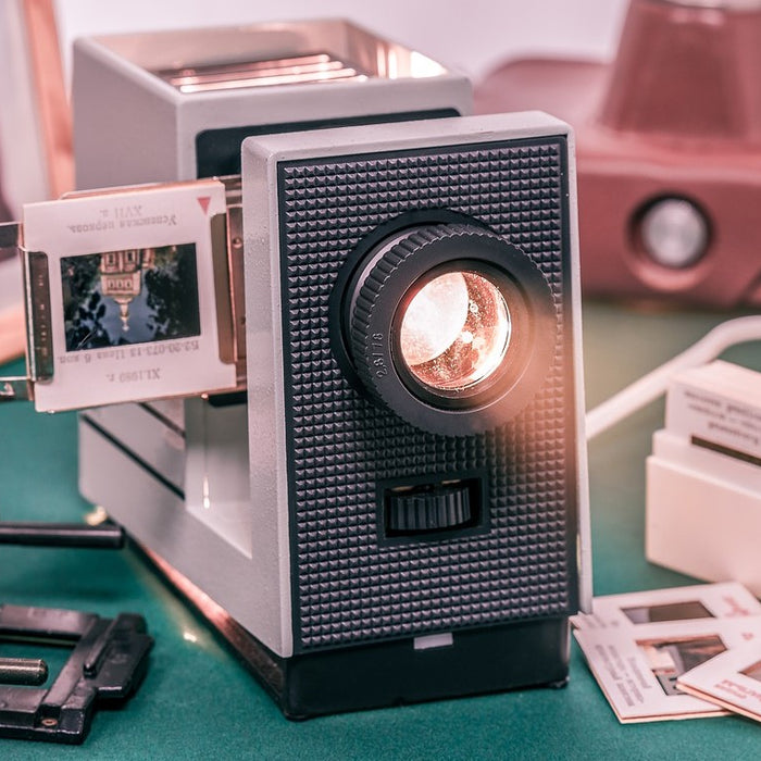 HOW DOES A SLIDE PROJECTOR WORK