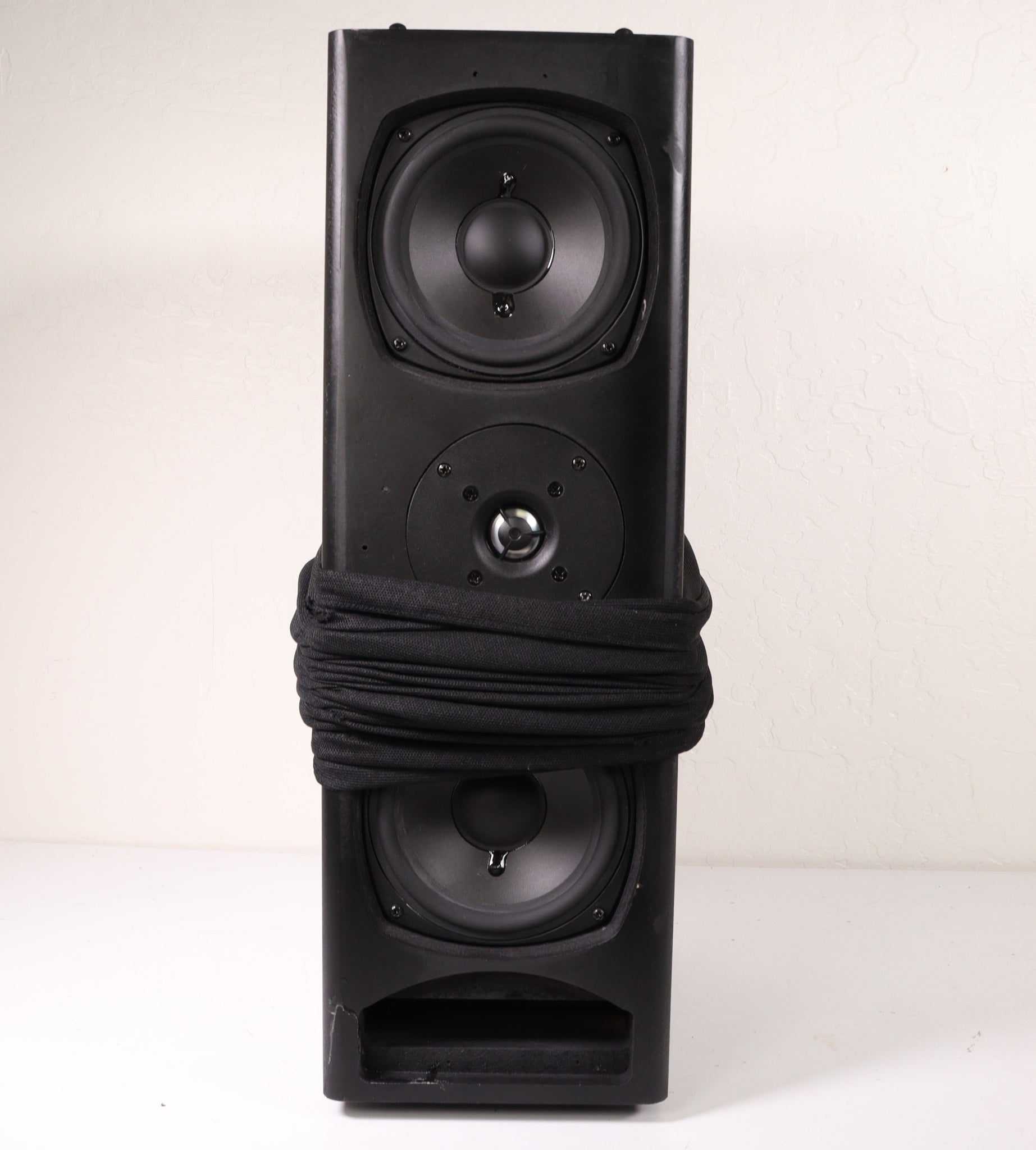 Definitive Technology CLR2002 3Way Center Channel Speaker VideoShie