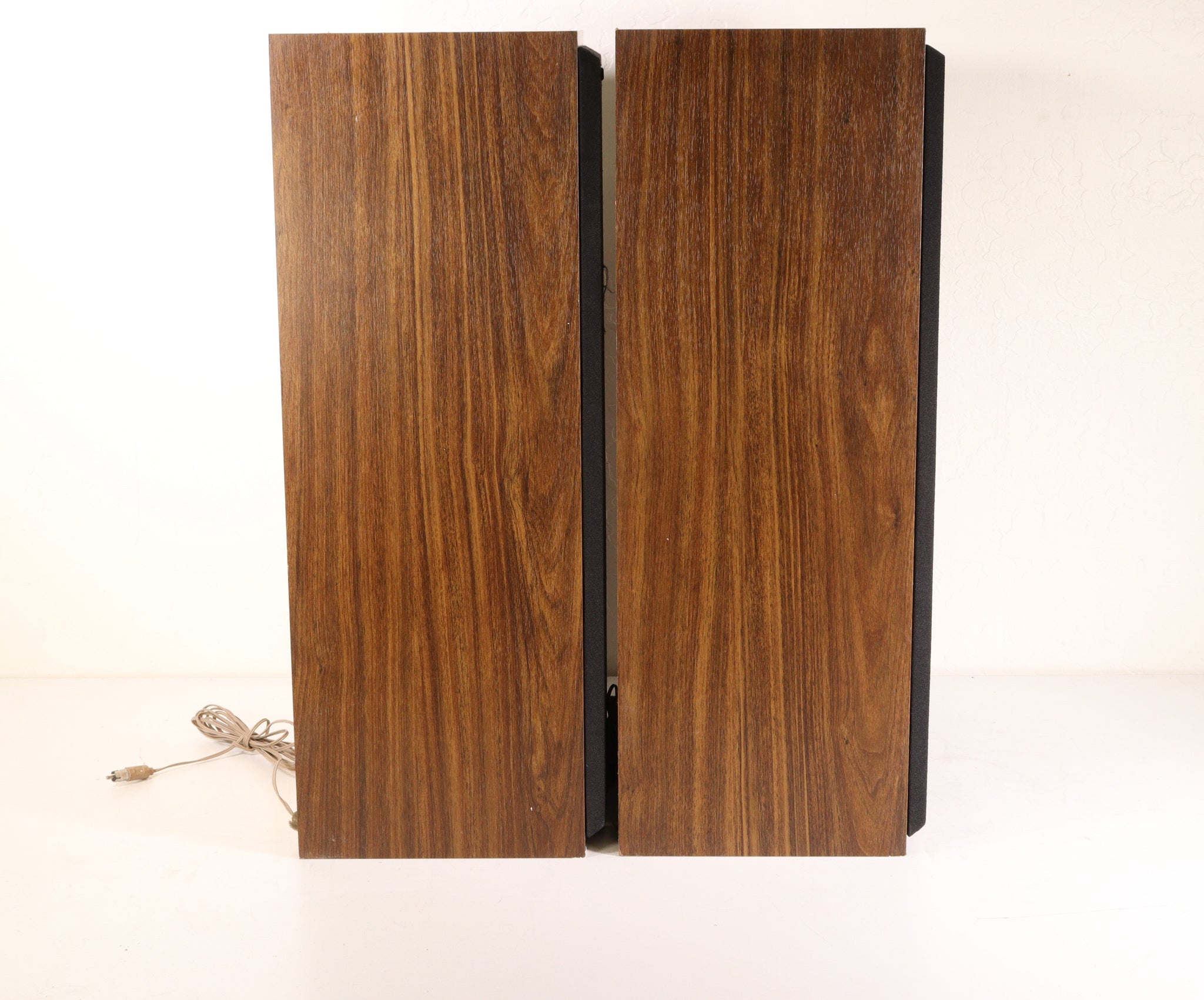 Magnavox Bookshelf Speaker Pair Large Brown
